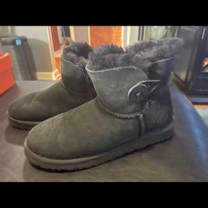 UGGS BLACK EITH BUTTON SIZE 9